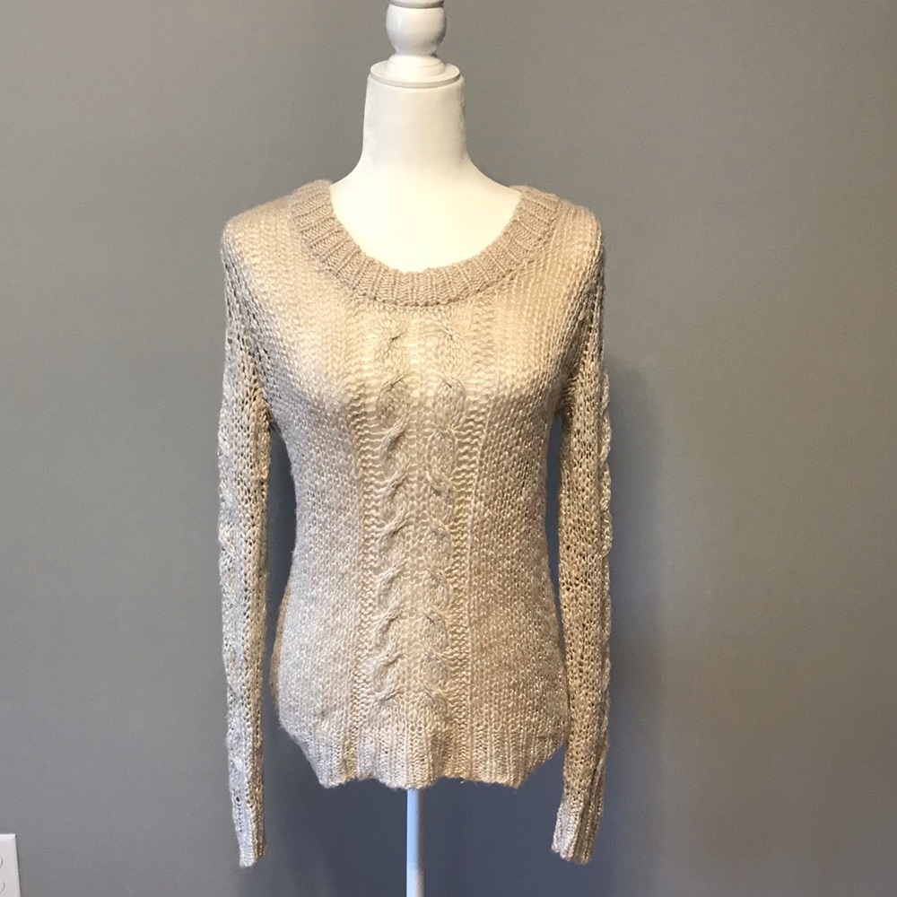 Old Navy Long Sleeved Cable Knit Sweater 🧣